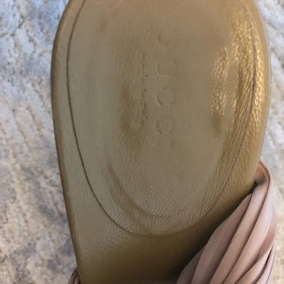 GUCCI Nude Stretch Satin 8.5 Heel - Picture 5 of 6